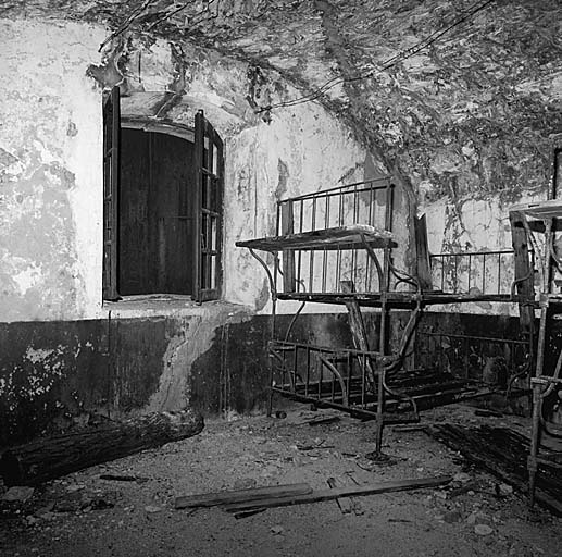 Caserne. Vue intérieure d'une casemate logement.