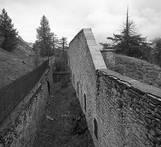 Ensemble du front de gorge pris d'enfilade depuis le saillant 1. En bas, à droite, fenêtres des casemates logements.