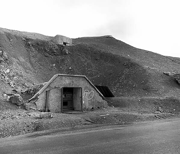 Bloc 1. Entrée provisoire. Au-dessus, le bloc 8 (cheminée) et à droite, l'angle arrière gauche du bloc 6.