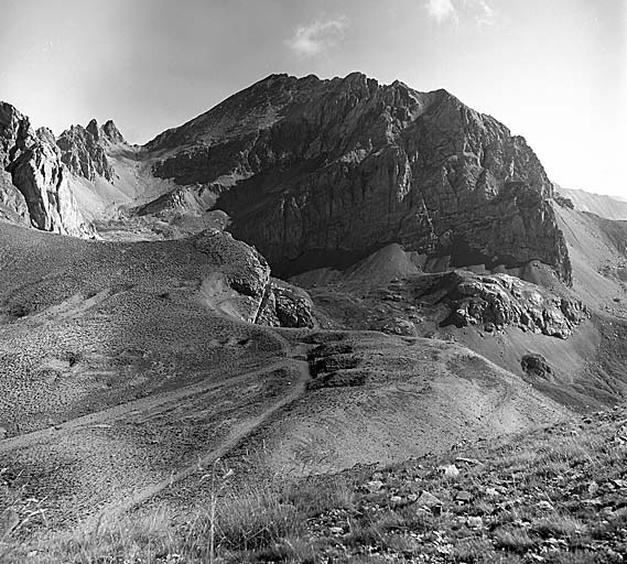 Au fond, le massif de la Tête de Sautron vu de la batterie, avec à gauche le col de Portiolla et, à droite, le col de Sautron. Au premier plan, route d'accès à la batterie, et, dans le virage, emplacements de pièces des 150 T.