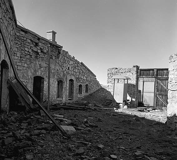 Cour centrale vue de l'extrémité est. A gauche, façade des casemates centrales, rampe d'accès aux dessus, et entrée de l'ouvrage.