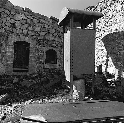 Cour centrale. Au fond, façade des casemates. A droite, édicule Goux.