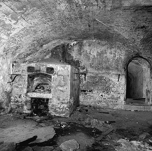 Casemate centrale. Local 7. Vue intérieure. Four à pain. A droite, entrée du couloir 13.