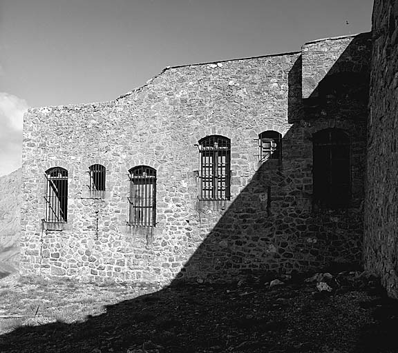 Face sud du saillant ouest. Vue extérieure, façade des chambres 15 et 16.