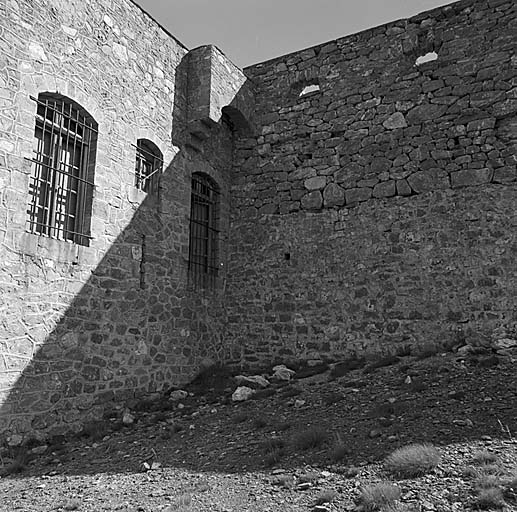 Front ouest. Vue extérieure du rentrant 5-6. A gauche, fenêtres de la chambre 15 et bretèche.