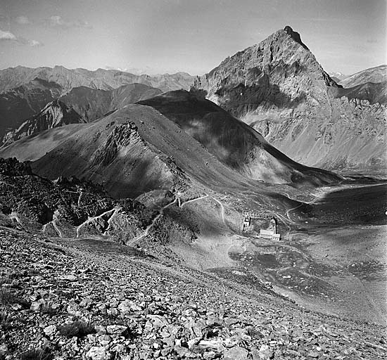 Vue d'ensemble prise de la batterie. A gauche, chemin d'accès à la batterie et col de Mallemort. Dans le cercle, le blockhaus de Roir Alp et, derrière, vallée du torrent du Pinet et rochers de Saint-Ours.