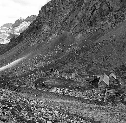 Vue d'ensemble prise au sud-ouest des derniers lacets de la route d'accès à la batterie.