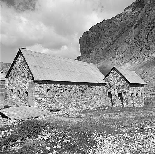 Front sud-est. A gauche, entrée. A droite, bâtiment c et bastionnet b. A l'arrière plan, pied des escarpements du sommet de la Meyna.