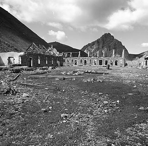 Cour centrale, vue prise vers l'ouest. A gauche, bâtiment e et au centre, bâtiment g. A l'arrière plan, au centre gauche, sommet et blockhaus de Roir Alp. A droite, les rochers de Saint-Ours.