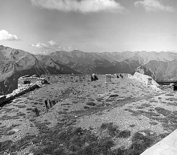 Dessus. Vue du saillant 5 (sud-ouest). A droite escarpe du front sud. Au centre, abri sous traverse. A l'arrière plan, à gauche, sommet de la Meyna.