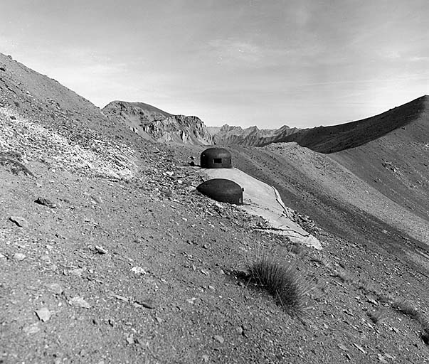 Bloc 3. Vue latérale prise du sud, dans l'alignement des cloches. Au premier plan, cloche JM, derrière, cloche GFM. Au fond, à gauche, sommet du Mourre Haut (2872).