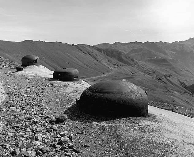 Bloc 4. Vue arrière des dessus. De droite à gauche, cloche JM, cloche observatoire VDP et cloche GFM et cloche de prise d'air.