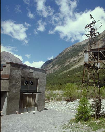 Téléphérique. Bâtiment de la recette inférieure et pont abri.