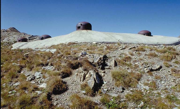 Bloc 2. Ensemble, vue de l'avant prise de l'est. De gauche à droite : 1) Cloche GFM 5 créneaux de défense des dessus. 2) Cloche JM tirant sur laHaute Tinée. 3) Cloche GFM 3 créneaux. 4) Cloche JM tirant sur le col. ; Ouvrage des Granges Communes : cloches GFM et JM.