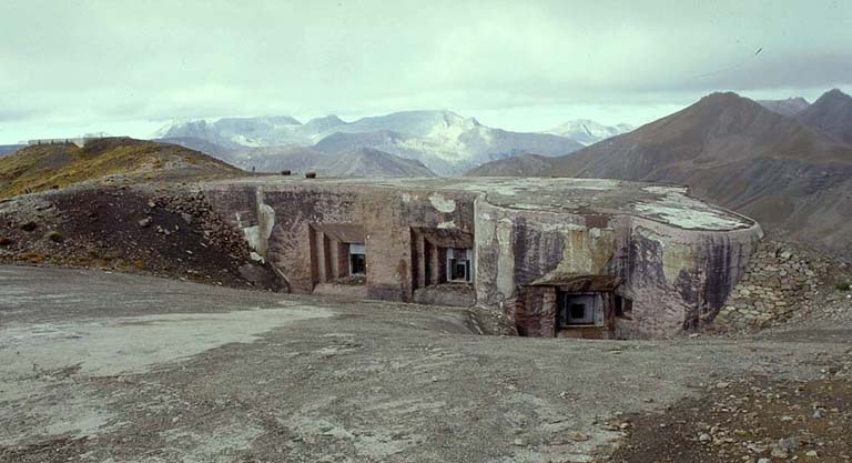 Bloc 6. Vue d'ensemble de l'avant. A gauche, embrasures des 2 x 75 C.O. M 32. A droite, embrasure du Mr de 75-31. Remarquer, au premier plan, le glacis à contrepente.