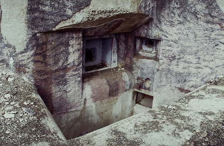 Bloc 6. Vue extérieure de la casemate de 75-31. A droite, créneau de FM de flanquement, au-dessus de l'issue de secours.