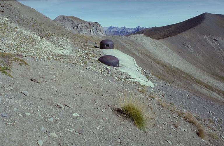 Bloc 3. Vue latérale prise du sud, dans l'alignement des cloches. Au premier plan, cloche JM, derrière, cloche GFM. Au fond, à gauche, sommet du Mourre Haut (2872).