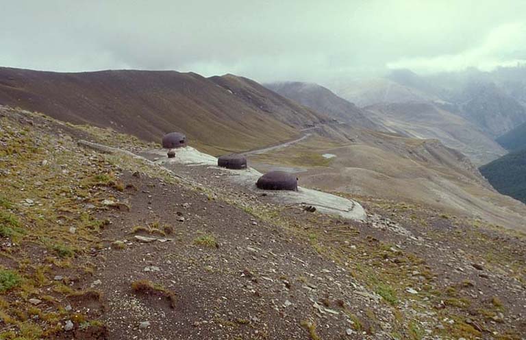 Bloc 4. Vue de dessus prise de l'arrière et montrant le bassin des sources de la Tinée, battu par les jumelages de mitrailleuses des blocs 3 et 4. A gauche, crête des Trois Serrières et route descendant vers Nice.