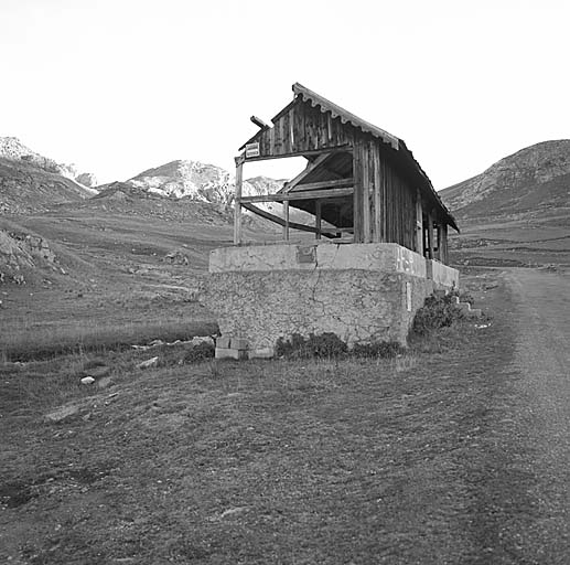 Le long de la route de Jausiers, poste dit de la Cabane Noire.