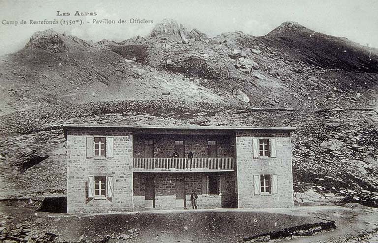 Les Alpes. Camp de Restefonds (2550m). Pavillon des Officiers.