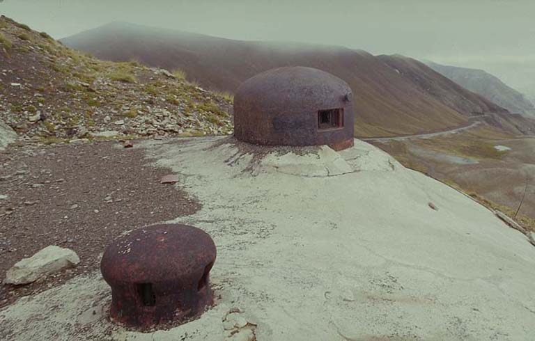 Bloc 4. Cloche GFM et, en premier plan, cloche de prise d'air.