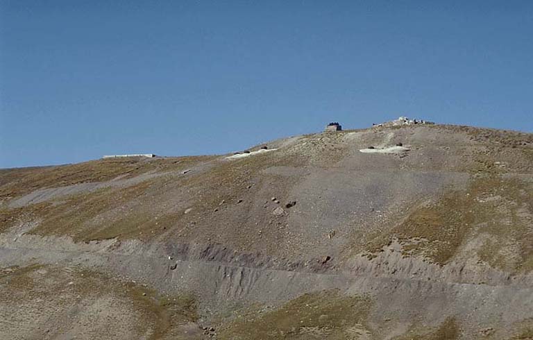 Le site de l'ouvrage vu de l'avant (est).