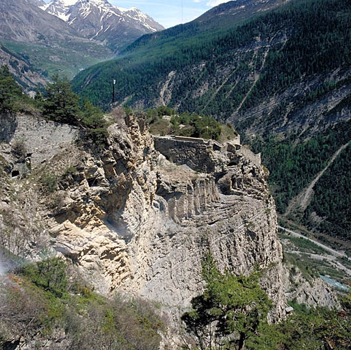 Fort supérieur. Vue prise depuis le haut de la batterie des Caurres, sur la route de Serre de Laut. En bas, à droite, les rampes du fort moyen et l'entrée du magasin à poudre L.