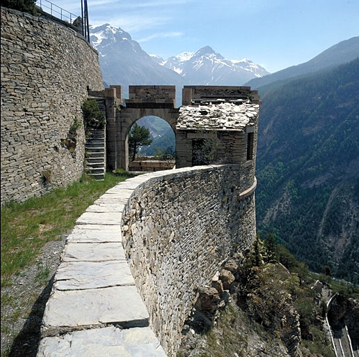 Fort supérieur. Porte d'entrée arrière (vers le fort moyen). Vue intérieure. A droite, bâtiment du corps de garde.