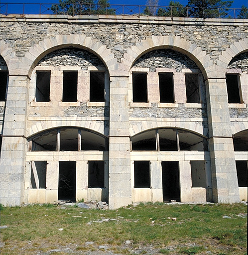 Fort supérieur. Casemates O. Vue rapprochée de la façade.