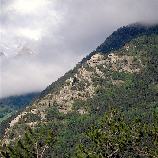 Ensemble de la forteresse vu depuis la D900 près de la Rochaille.