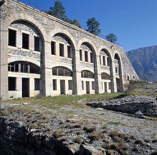 Fort supérieur. Casemates O. Bâtiment A. Façade. Vue générale.