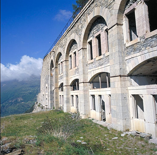 Fort supérieur. Casemates O. Vue de la façade prise vers la gauche.