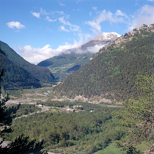 Vue d'ensemble prise de la D900 près de la Rochaille. A gauche, la trouée de l'Ubaye. Au fond, sommet de la Chalanche.