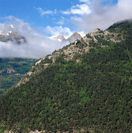 Vue d'ensemble prise de la D900 près de la Rochaille. A gauche, la trouée de l'Ubaye. Au fond, sommet de la Chalanche.