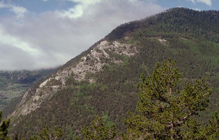 Ensemble de la forteresse vu depuis la D900 près de la Rochaille.