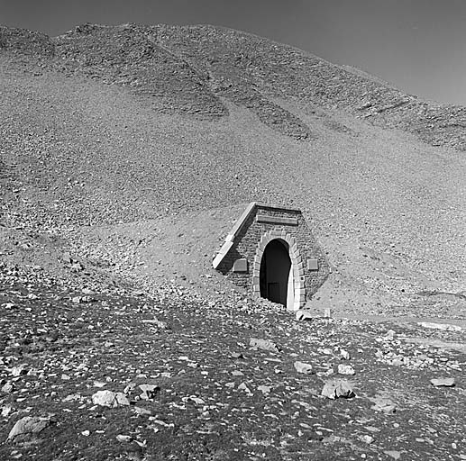 Sortie est du tunnel. Vue de situation prise du sud-est.