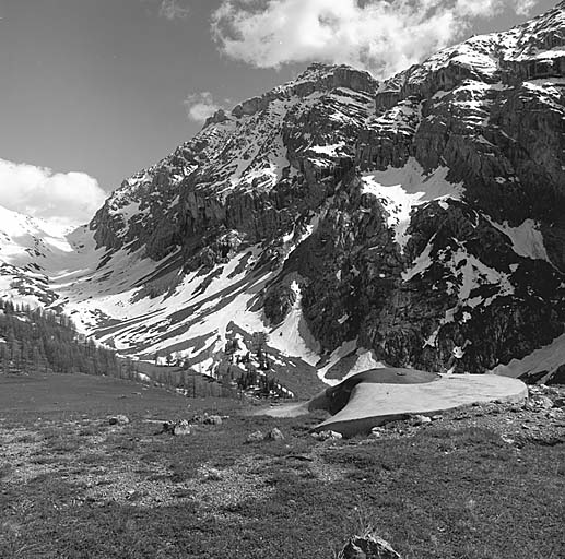 Vue des avants de l'ouvrage. A droite, le bloc 3. Derrière, vallon du torrent de Fouillouse et massif du rocher de Saint-Ours.