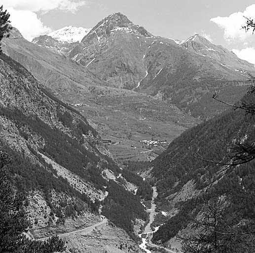 Bloc 4. Vue avant droite de la cloche observatoire par éléments. Au fond, le col de Vars.