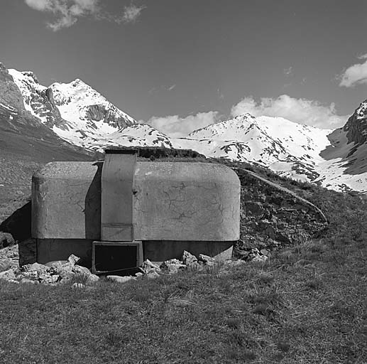 Vue d'ensemble du bloc 6 (cheminée) vu de l'arrière. Au fond, le col du Vallonet.