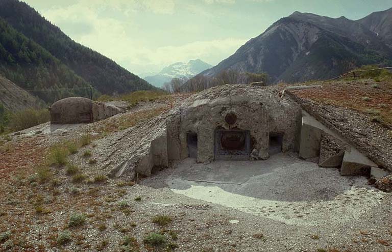 Vue rapprochée d'une cloche JM frontale. Remarquer l'enduit de camouflage et la protection extérieure du champ de tir. A gauche, cloche GFM.