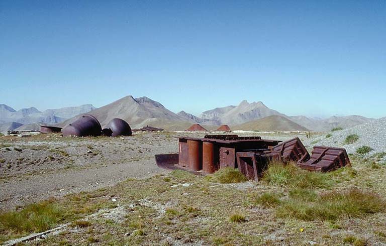 Cuirassements en dépôt. Au premier plan, caisson d'embrasure de 75-32 et 3 trémies de JM, type 2. En arrière, deux cloches.