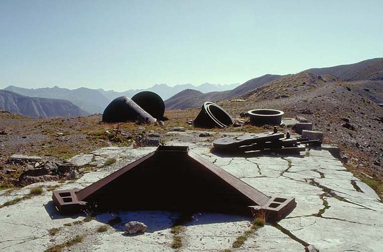 Cuirassements déposés avant 1940. Au premier plan trémie d'évacuation des douilles de 75-32. Derrière, à droite, plateformes d'affût au mortier de 81 mm de casemate. Au fond, cloches.