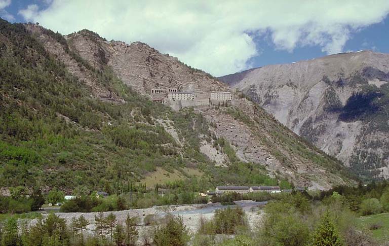 Ensemble de la forteresse. Vue du revers prise du sud, des bords de l'Ubaye.