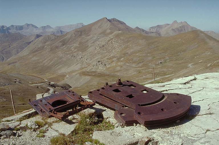 Cuirassements déposés avant 1940. Pile de trois plateformes d'affût de mortier de 81 mm de casemate. A gauche, plaque d'embrasure du même matériel.