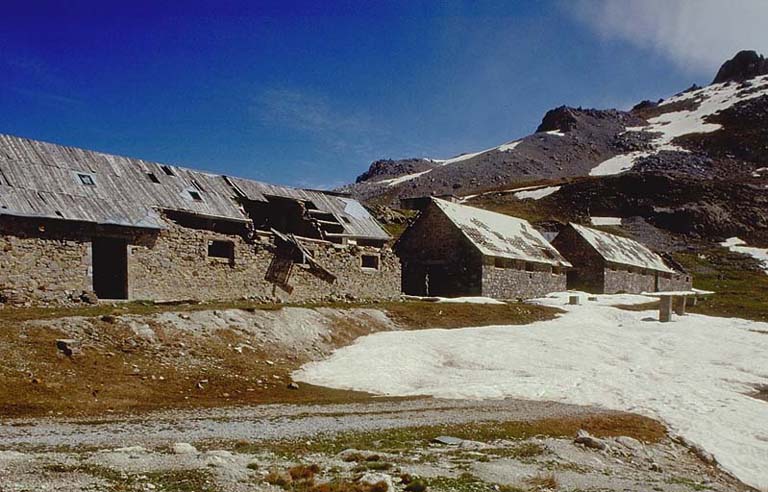 Vue partielle des bâtiments. De gauche à droite : écuries g, j et i vues depuis le terre-plein.