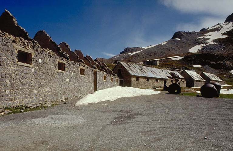 Partie basse du site. De gauche à droite, écuries h, g, j et i. Au second plan, le casernement défensif et le pavillon f. Sur le terre-plein, cuirassements en dépôt.