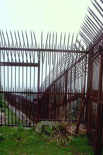 Grille défensive. Vue rapprochée prise de la porte sud.