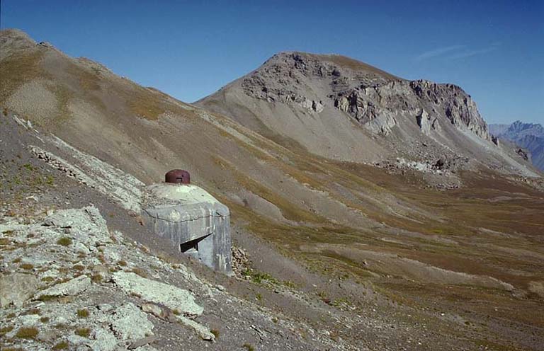 Bloc 3 (actif). Vue de situation prise du sud-est. A droite, pentes du ravin des Granges Communes. A l'arrière-plan, à gauche : sommet de Restefond, à droite, le Mourre haut.