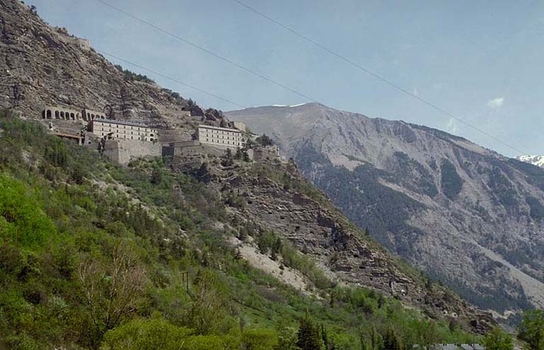 Ensemble de la forteresse. Vue arrière prise du sud. En bas à droite, la caserne Pellegrin et la batterie XII. Au centre, les casernes et le fort moyen. En haut, à gauche, le fort supérieur.