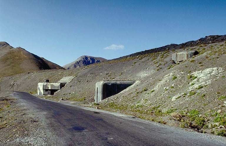 Ensemble de la partie arrière de l'ouvrage, en premier plan, le bloc 2, en arrière le bloc 1 le long de la D 64. Vue prise vers le nord-ouest. Au fond, le Mourre haut.